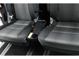 シートテーブル装備!車内での軽食などにテーブルとして利用できます♪