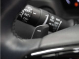 ◆減速セレクター装備◆ステアリングホイールの左右に取り付けられた2つのパドルスイッチで減速の強さを調整。 左側の「-」を操作すると減速を強く、右側の「+」を操作すると減速を弱くすることができます。