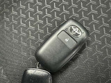 スマートキーをポケットやバッグに携帯していれば、キーを取り出すことなくドアハンドルを握り解錠、ドアハンドルのセンサーに触れるだけで施錠できます。