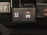 HOLD機能付きの電動パーキングブレーキ。HOLD機能を使用すると、信号待ちなどでフットブレーキから足を放しても、車は動かずそのまま停車してくれます。ドライブなど足が疲れた時には便利な機能です。