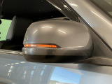 【ウインカーミラー】方向指示器をミラーのランプに点灯。対向車への視認性を高め、安心安全な方向転換をサポートします♪