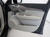 運転席ドアの全景です。キャビンを彩るすべてのものに、機能を形にした美しさが備わっています。
