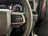 【レーダークルーズコントロール(全車速追従機能付】車内前方に装備されたカメラで先行車を認識し、車速に応じた車間距離を保ちながら追従走行を支援します。