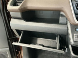 【収納部】パッと手に取りたい小物の置き場に便利。その他、沢山の収納部がございます。