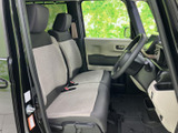 明るい色合いのシートと見通しのよい窓で、運転席まわりにも開放感があります。座面と背もたれにはゆとりが感じられ、乗り降りしやすい空間。落ち着いて過ごせる室内です。