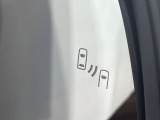【ブラインドスポットモニター】走行中、ドアミラーの死角になりやすい箇所に後続車が接近するとサイドミラーのレンズに警告を表示!ドライバーに注意喚起をしてくれます。
