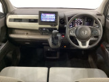 車内は光触媒抗菌消臭施工済です。インパネ周りはスタイリッシュなデザインで機能や装備も充実しています。グローブボックスやカップホルダーのほかにトレーなどたくさんの収納スペースが付いています。