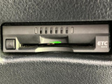 ETC車載器のカード挿入口と表示部が見やすくまとまり、利用状況を確認しやすい装備です。高速道路や有料道路の料金所ではETCで通過でき、現金の受け渡しを気にせず移動できるため便利です。
