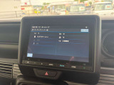 カーナビ付きです。カーナビの機能や保証につきましては、担当スタッフまでお尋ねください。
