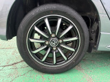 純正アルミホイール付いてます!車の軽量化に繋がることは勿論、見た目の印象が違いますよね♪