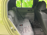 後席には左右に並ぶ座面とヘッドレストが備わり、同乗者がゆったり過ごせる空間です。窓から外の様子も確認でき、乗り降りの際にも室内の広さを感じていただけます。