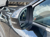 後側方車両検知警報付きです。車線変更時に自車の後側方から隣接車線の車をレーダ-等で検知してドアミラー内の表示灯が点灯しドライバーに注意喚起する安全支援装置です。