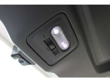 「LEDリヤゲートランプ」も装備、夜間など暗い時間帯にラゲッジの荷物を探したりするのに便利です