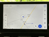 地図表示を中心に、音楽や電話などのメニューへ画面右側から切り替えられる構成です。目的地の確認から日常のオーディオ操作まで、画面上で分かりやすく扱えます。