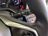 ステアリングの裏側、左右にパドルシフトがついています。右が+、左が-の操作でシフトチェンジを行い、エンジンブレーキなどのマニュアル操作ができます。
