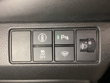 ハンドルの右側にはヘットライトリベライザーとHondaセンシング用のメインスイッチがついています。ヘッドライトリベライザーは道路状況や積荷の加重に応じてライトの高さを調節できます。