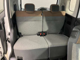 【後席】大人が足を組んでもくつろげるほどの広さ!後席スライド量もたっぷりで、運転席に近づけると、お子さまのケアもラクラク♪