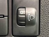 対向車や先行車への配慮が可能。積載物の状況に応じてヘッドライトの照射角度を手動調整できるスイッチ。
