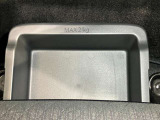 助手席アンダーボックスは運転用の替え靴や、車内に常備しておきたい子供用品、着替えた服などが収納できて便利です。女性に嬉しい収納スペースです