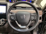 ハンドルにHondaセンシング系のクルーズコントロールやレーンキープアシストなどのスイッチと、オーディオの操作スイッチが装備されています。ハンドルから手を離さず安全に操作できます。