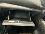 車検証入れになどにも使える便利な収納BOXあります。