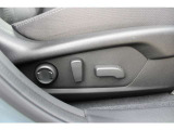 「運転席10WAY(ランバーサポート付)電動パワーシート」も装備、手動式よりも細かく調整できます、より身体にフィットしたポジショニングでロングドライブでも疲れにくいと思います