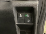 Hondaセンシング用の、VSA(ABS+TCS+横滑り抑制)解除と路外逸脱抑制機能のオンオフスイッチなどはハンドルの右側に装備しています。