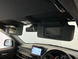 【サンバイザー】車内で身だしなみを整えるためのバニティミラーがセット。お化粧直しや髪型のチェックに活用できます。