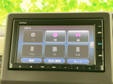 CDやラジオに加え、iPod、SD、USBの選択肢が画面に並びます。利用する音源を見つけやすく、普段の移動時間を好みの音楽と楽しめます。