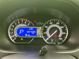 速度やエンジン回転数などを一か所で確認でき、中央の表示部から車両情報も把握できます。必要な情報を運転席から見渡しやすく、日々の運転を支えます。