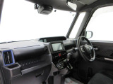 ダイハツのお店では、ダイハツ車を知り尽くしたプロフェッショナルが、専用の診断機器を使って各システムを点検しております。