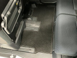 しっかりと汚れ、砂ぼこりを落とし足元まで清潔な車内空間を作り上げております♪