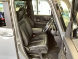 フロント広々、ベンチシートの運転席は、ハイトアジャスターが付いているので、快適にドライブができます。ハンドルはチルトステアリングで、ハンドル位置を上下に調節できます。