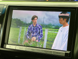 テレビ映像を表示できる画面を備えており、停車中の待ち時間などに番組を楽しめます。画面表示で視聴状況を確認しやすく、車内での過ごし方を広げてくれる便利な装備です。