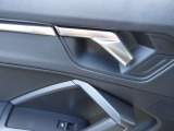 シンプルさと機能性が両立しており、ドイツ車らしい良いインテリアになっています。手の込んだ手法で静かで快適な室内を実現させています。