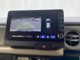 バックギアに入れますとご覧のような画像に自動的に切り替わります。車庫入れ時に役立ちます。