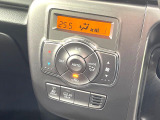 【オートエアコン】一度お好みの温度に設定すれば、車内の温度を検知し風量や温度を自動で調整。暑い&hellip;寒い&hellip;と何度もスイッチ操作をする必要はありません。快適な車内空間には必須の機能ですね♪