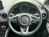 手元に複数のスイッチが配され、運転姿勢を大きく変えずに各種機能へアクセスしやすい仕様です。握りやすい形状と見やすいボタン配置で、日々の運転を支えます。