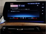 【ⅰドライブナビゲーション】文字情報も鮮明に表示する高解像度カラーディスプレイを採用。視認性に優れた地図デザインと特徴的な建造物を目印にした描写表示で現在位置を把握できます。地図データの更新も可能です