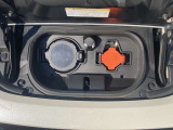 車両前方には普通充電と急速充電の口があります。