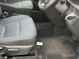 運転席シート足元です。