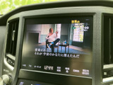 画面にテレビ映像が表示され、停車中の休憩時間に映像を楽しめます。画面下部には時刻や各種メニューもまとめて表示され、必要な情報を見つけやすいレイアウトです。