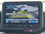 バック駐車が苦手な方や、初めてのお車で不安な方も安心。後方の映像をナビ画面に表示するため、周囲を確認しながらスムーズに駐車できます。