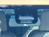 前方の車両や歩行者を検知し、衝突のおそれがあれば音や表示によって警告し、衝突の可能性が高まると弱いブレーキを作動。さらに衝突の可能性が高まるとブレーキを制御し、衝突時の被害軽減を図ります。