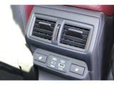 運転席と助手席の間のコンソールボックス後方に後席用にUSB電源&times;2とシートヒータースイッチ、エアコン吹き出し口があります、後席の同乗者のかたもロングドライブ時でもより快適にお過ごしいただけると思います