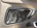 Burmester 3Dサラウンドサウンドを搭載。ルーフの開閉を問わず、立体感のある音がドライブを彩ります。