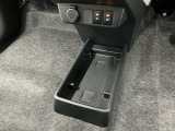 【センターフロアトレイ】ボックスティッシュを置いた下にも携帯電話などを収納できる空間が設けられております♪