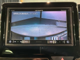 リバースギアに入れるだけで後方の表示へ切り替わります。夜間や雨の日の駐車も楽になりますよ。
