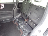 ◆チップアップ&ダイブダウン機構付【ULTR SEAT】は後席座面を左右分割で跳ね上げることができます。トランクで積載できない背の高い荷物をラクラク収納できます。ホンダ車ならではの人気装備です。