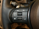【ステアリングリモコン】ステアリングにオーディオ調節可能なスイッチが装備されていますので運転中でも視線をそらさずにオーディオの調節が可能です!